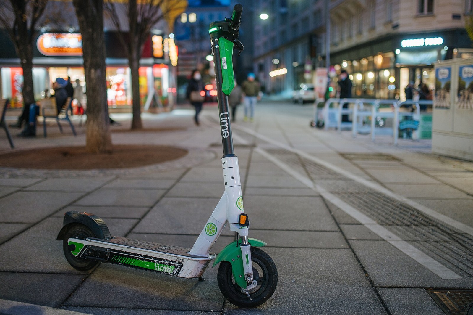 Električni romobil za najam parkiran na nogostupu
