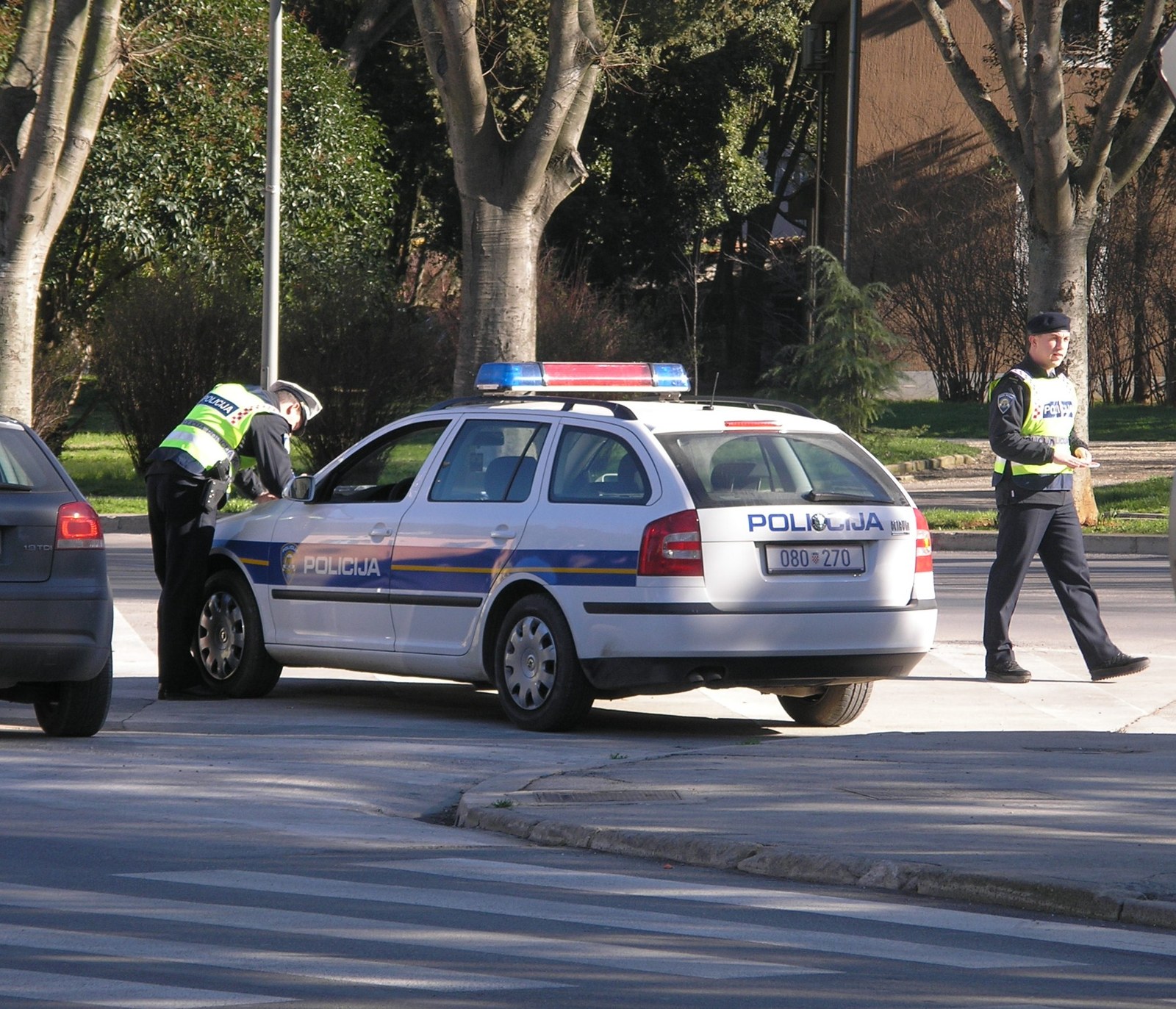 Prometna policija zaustavlja vozilo pokraj policijskog automobila
