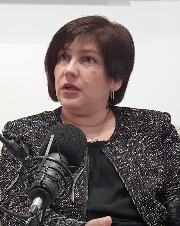 Sanja Slavica Matešić govori u mikrofon, kadar iz video intervjua