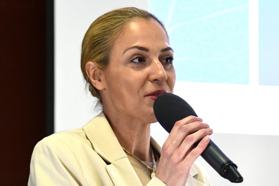 Nella Slavica s mikrofonom na seminaru čuvara prirode