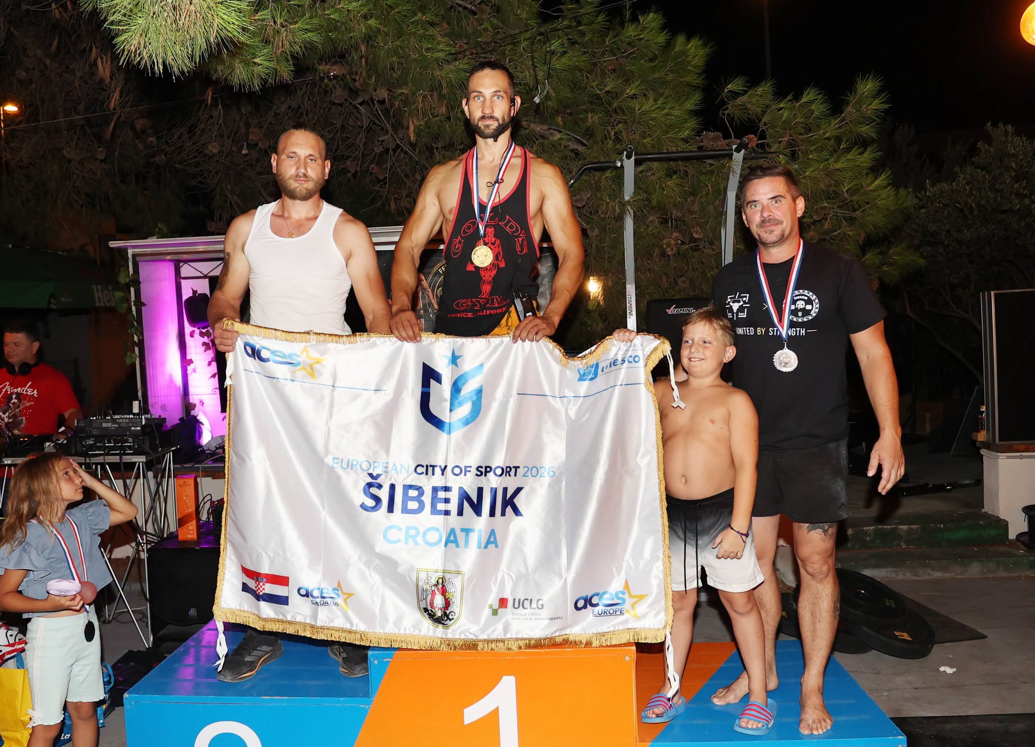 Pobjednici muške kategorije na postolju sa zastavom Šibenik Europski grad sporta