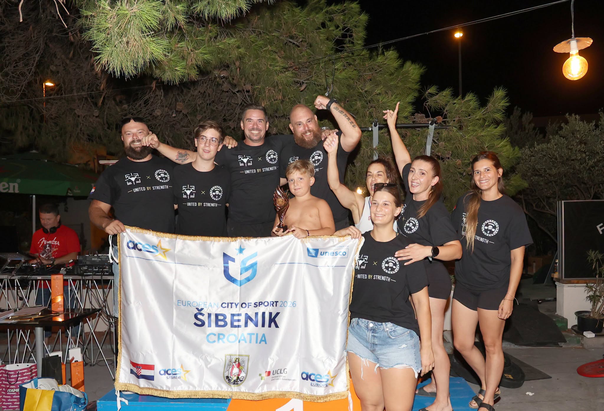 Ekipa organizatora i sudionika uz banner