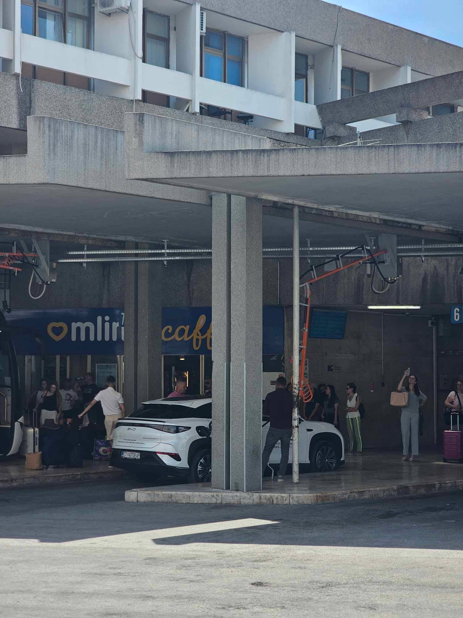 Osobni automobil na punionici za autobuse na peronu broj 6