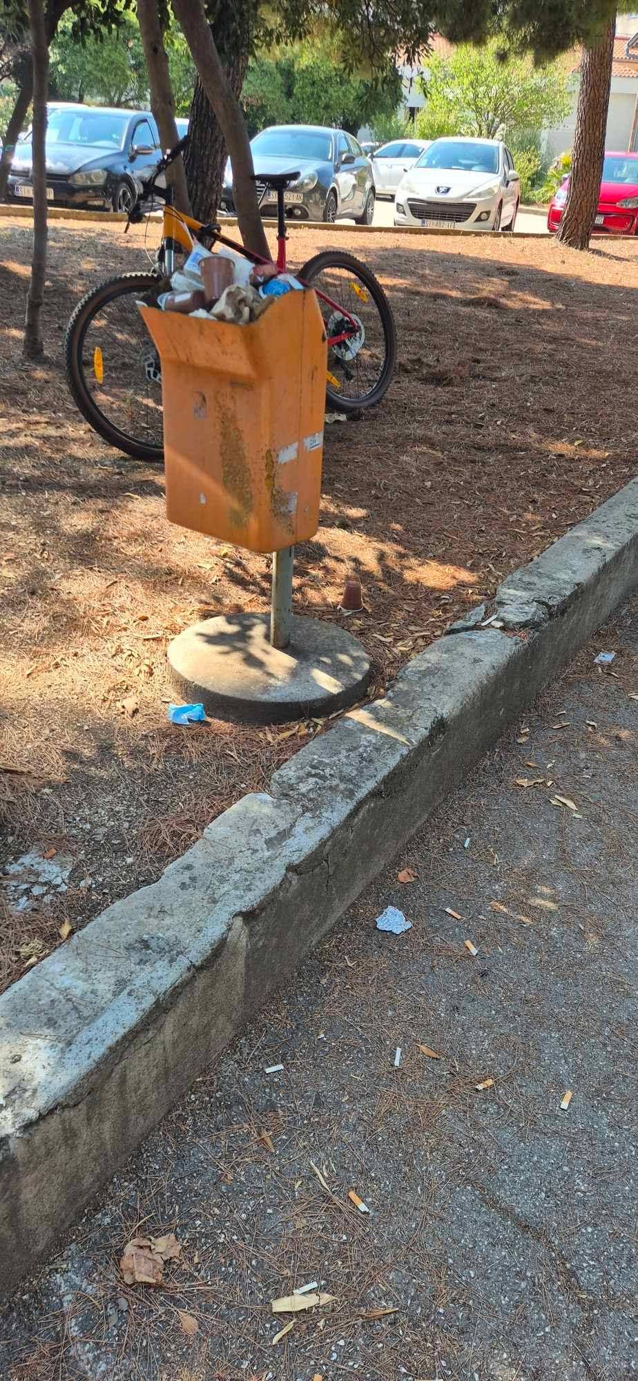 Bolnica: koševe danima nitko ne prazni, uz kante i korištene rukavice