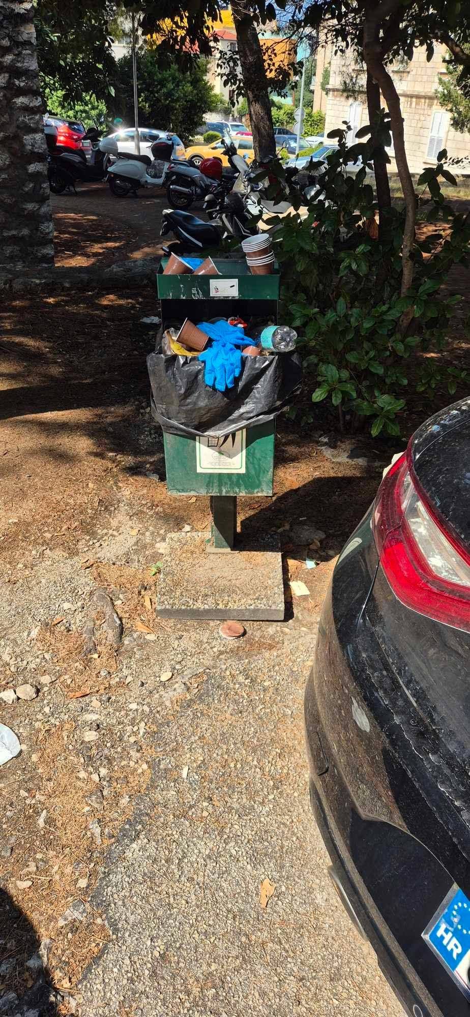Bolnica: koševe danima nitko ne prazni, uz kante i korištene rukavice