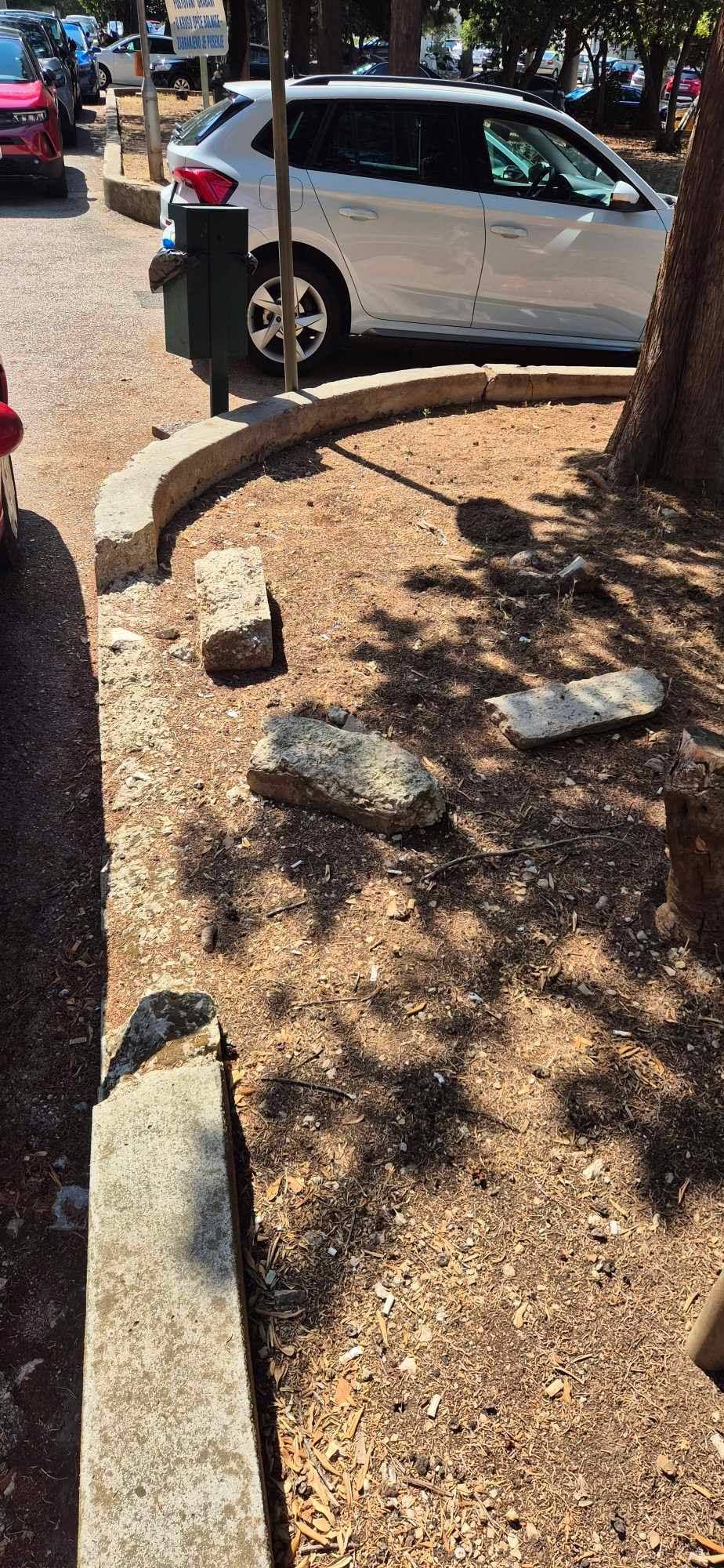 Bolnica: koševe danima nitko ne prazni, uz kante i korištene rukavice