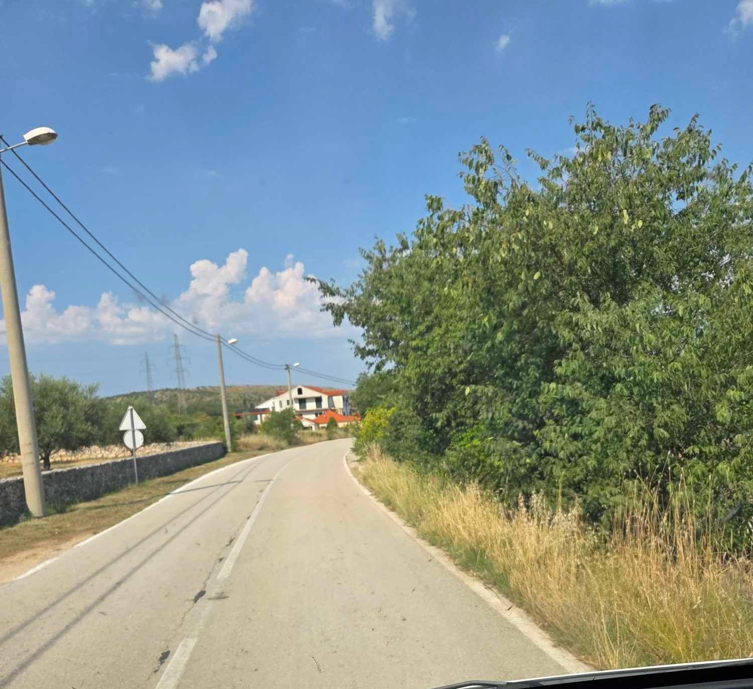 Cesta od Dubrave do Danila: Grad ništa ne ulaže, pod hitno je vratiti Županiji