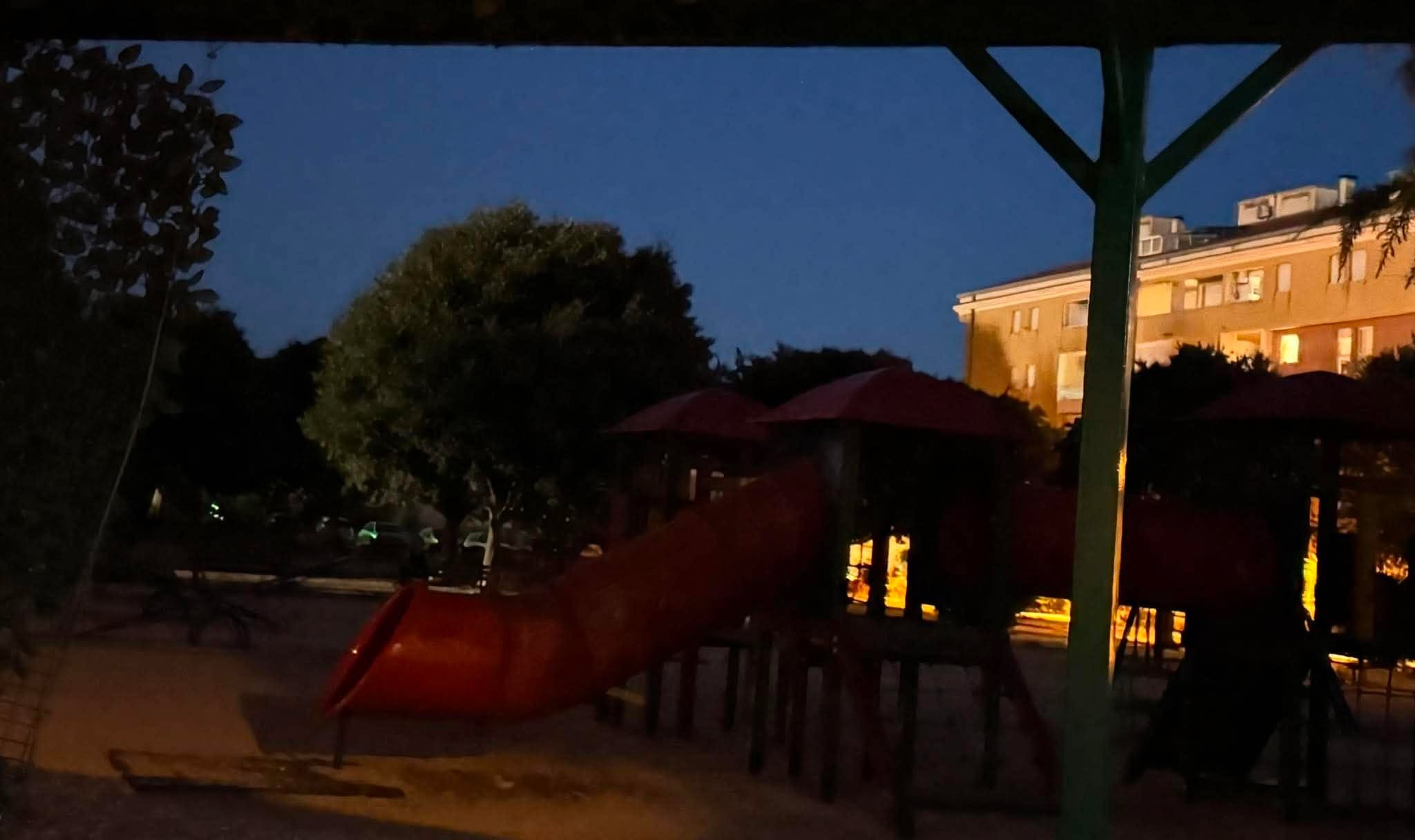 Dječje igralište na Meterizama u mraku, djeca se igraju uz svjetlo mobitela