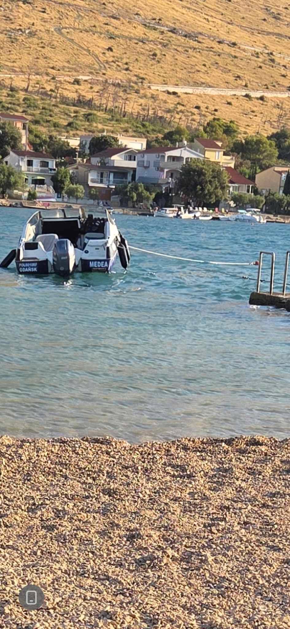 Grebaštica: brod nakaradno vezan za skale za ulaz u more