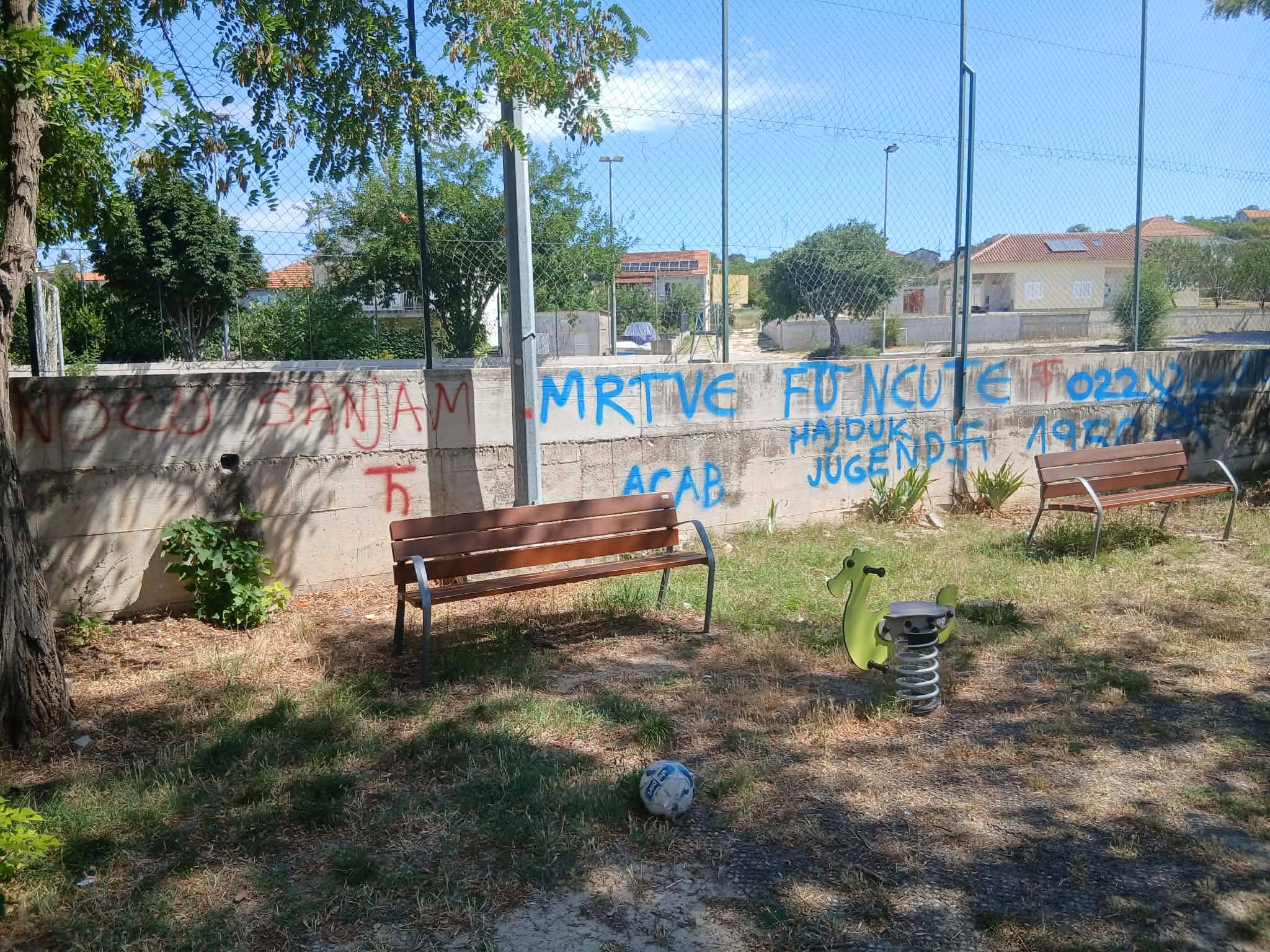 Poruke mržnje na školskom igralištu u Vrpolju