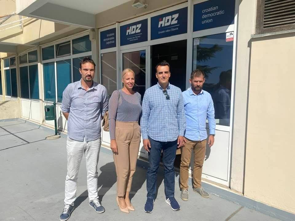 Paško Rakić s Katarinom Tommasini Marić i još dvojicom kandidata ispred ureda Gradskog odbora HDZ-a Šibenik