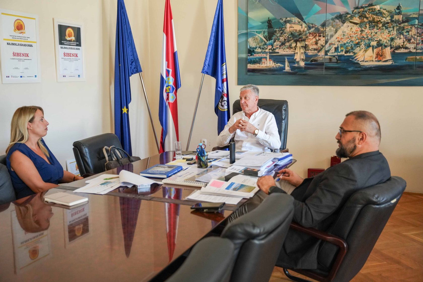 Katarina Tommasini Marić i gradonačelnik Željko Burić za stolom na prvoj Skupštini društva Obala i plaže Šibenik
