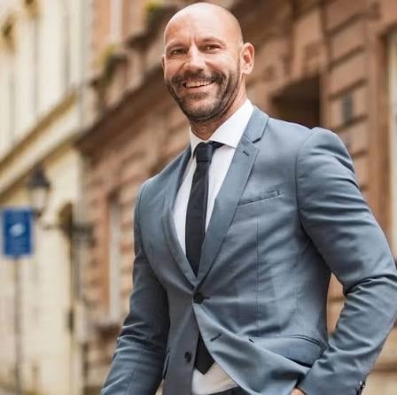 Damir Habijan u sivom odijelu na ulici