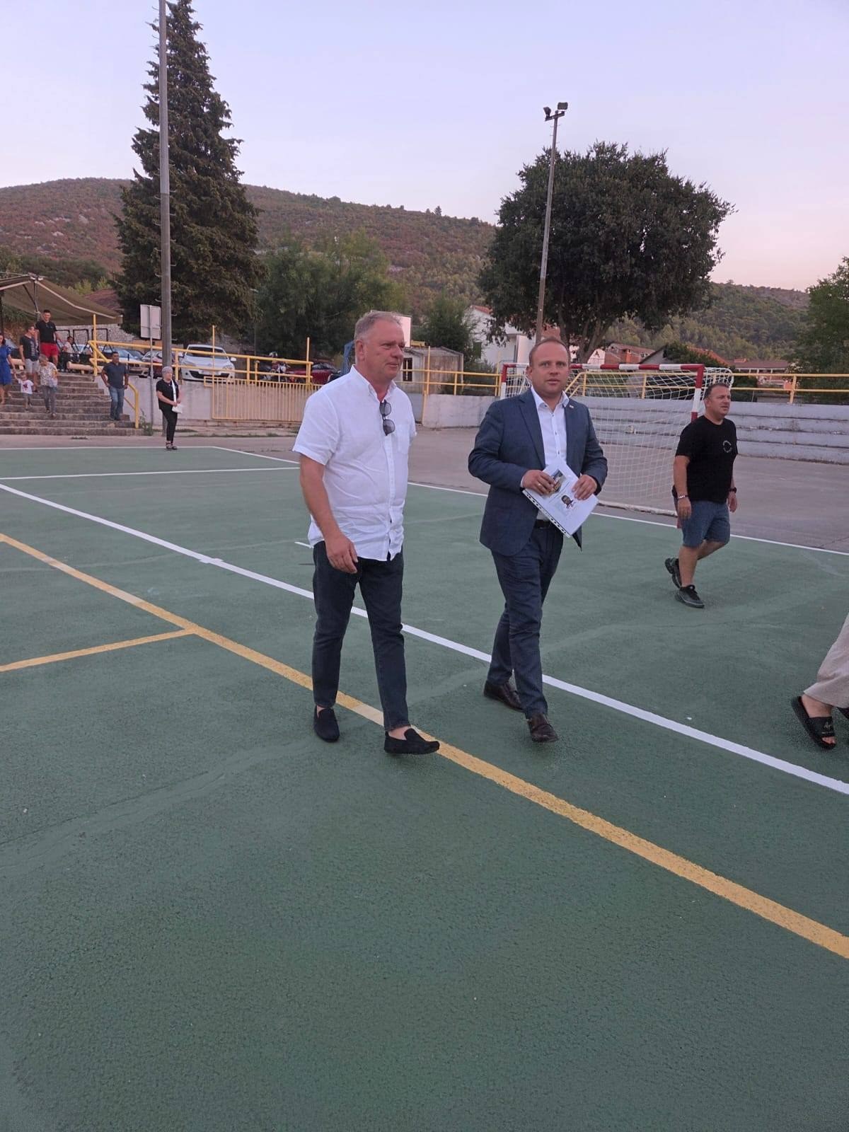 Zoran Kljaić i Ivan Šipić na igralištu u Sitnom Donjem