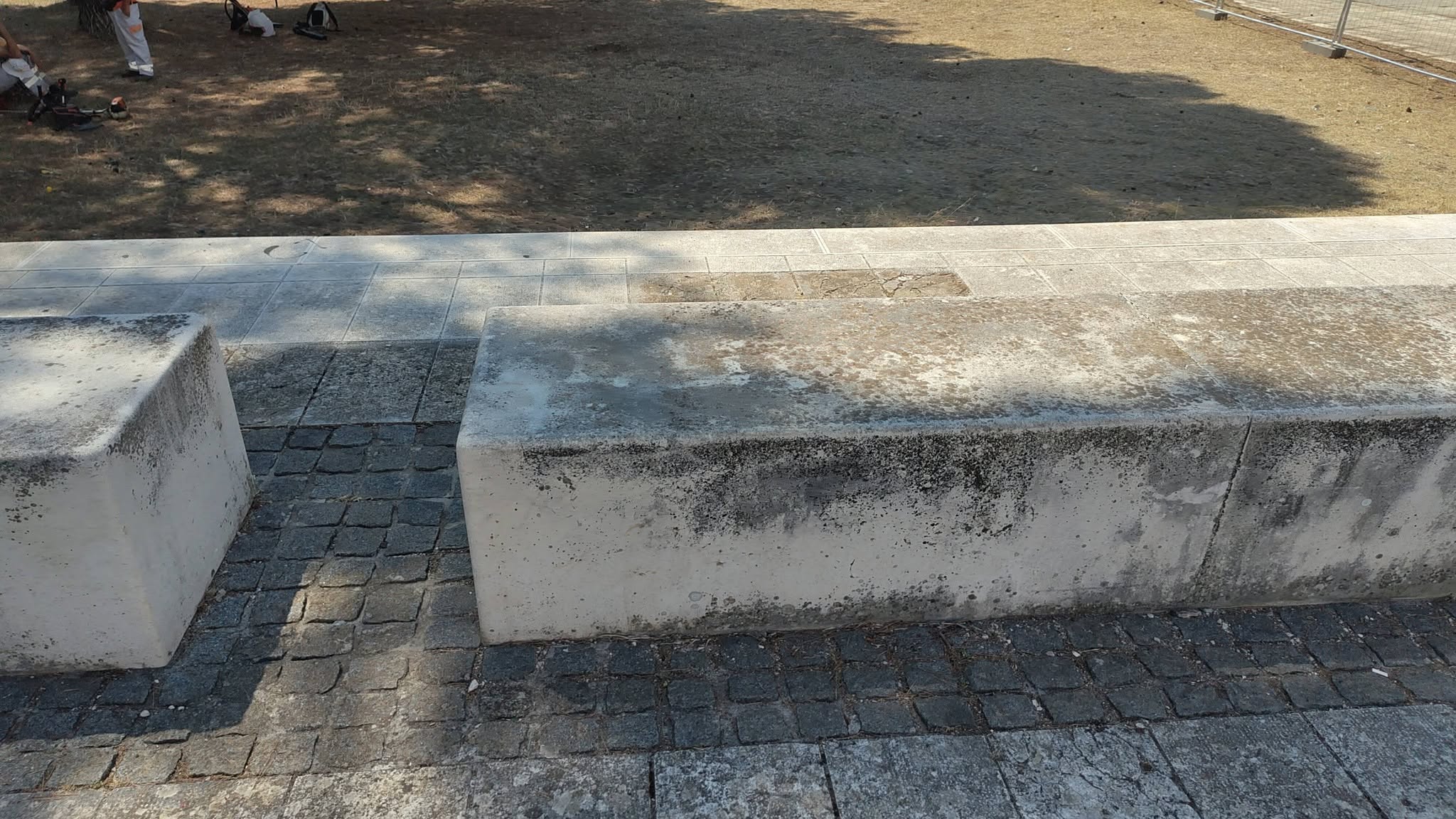 Kamene klupe na ulaznom platou parka