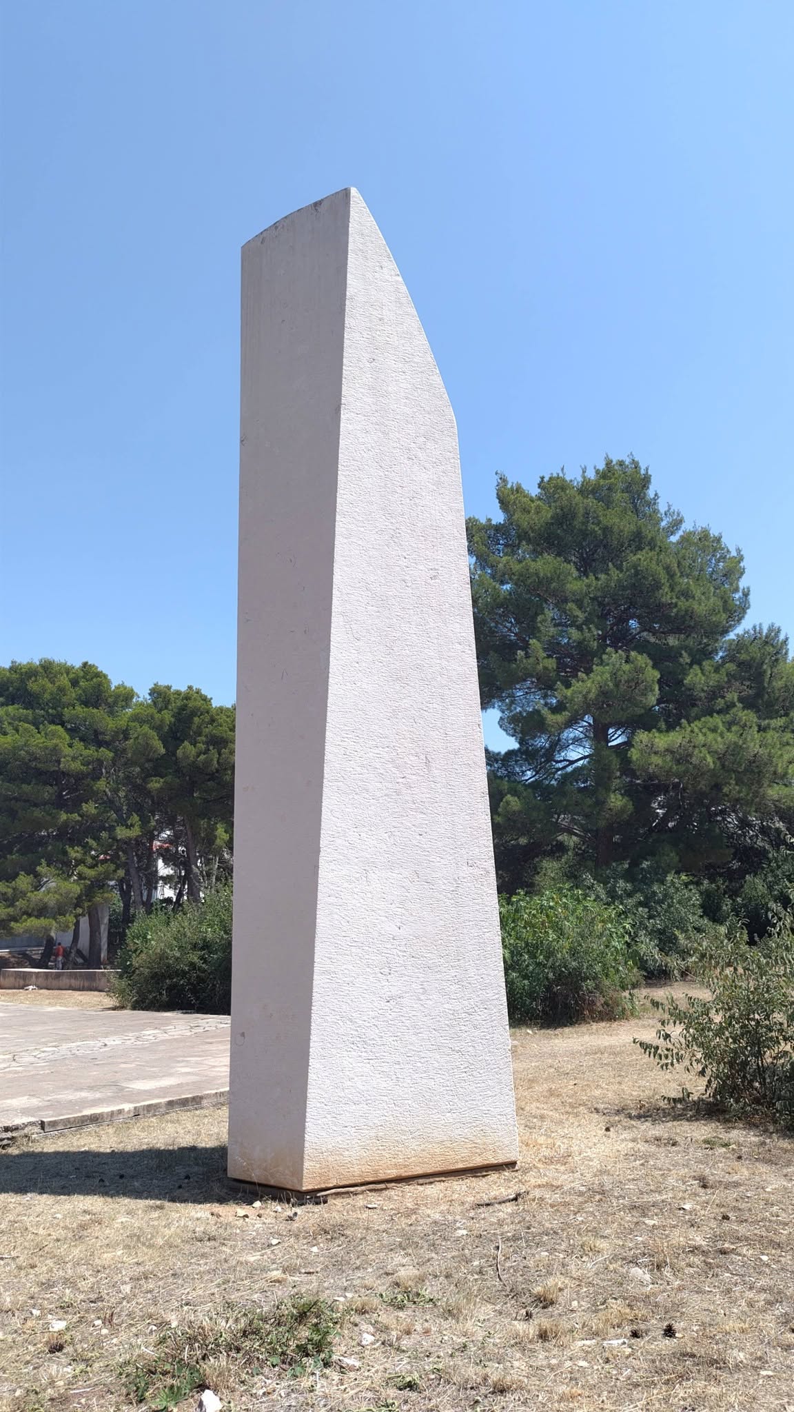 Središnji spomenik Radi Končaru i drugovima, kristalični stup Koste Angelija Radovanija
