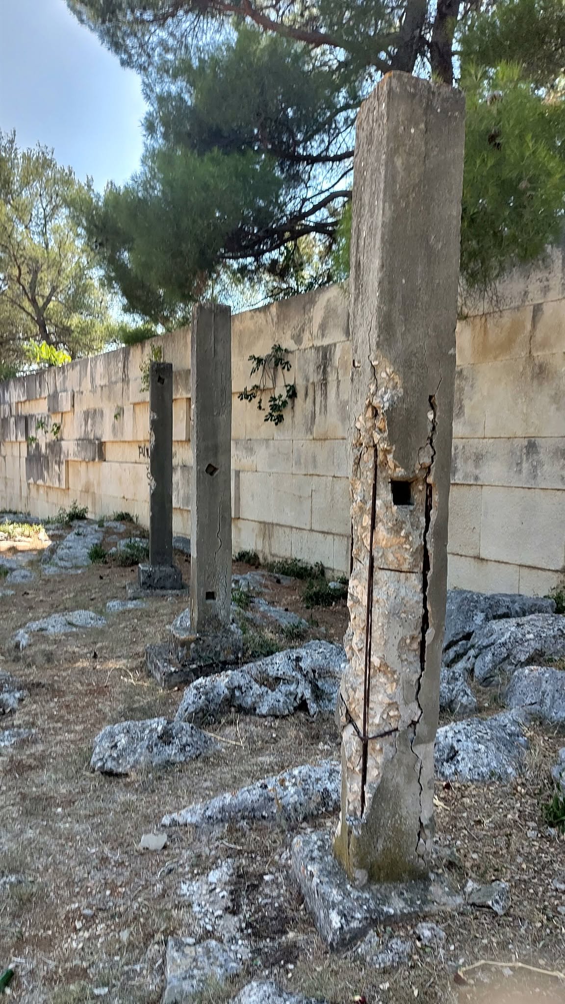 Izjeden betonski stup za koji su žrtve vezivane prije strijeljanja