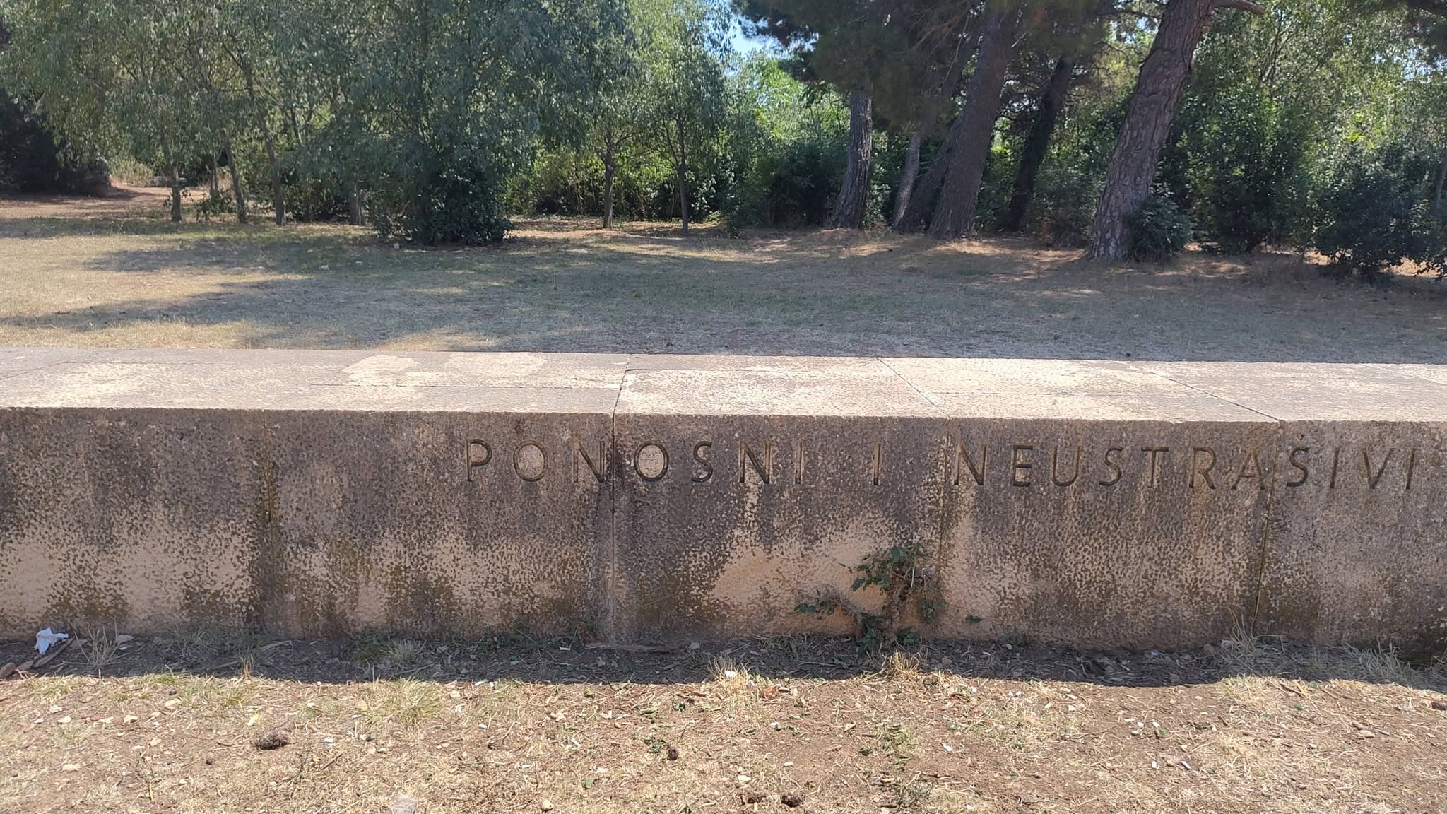 Spomen-kamen s natpisom Ponosni i neustrašivi na osušenoj ledini