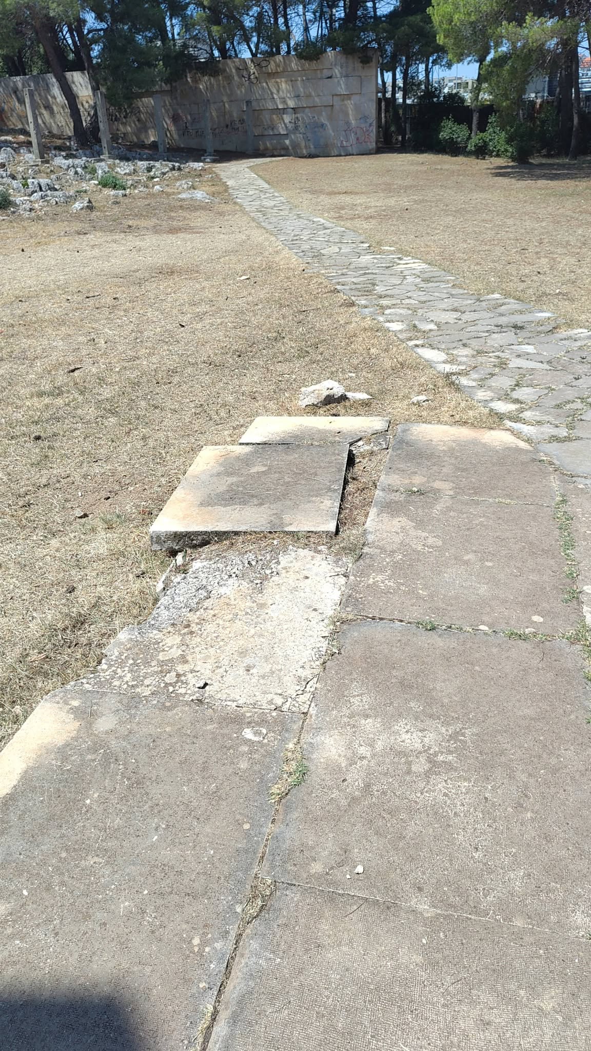 Popucale i slomljene ploče na stazi kroz park