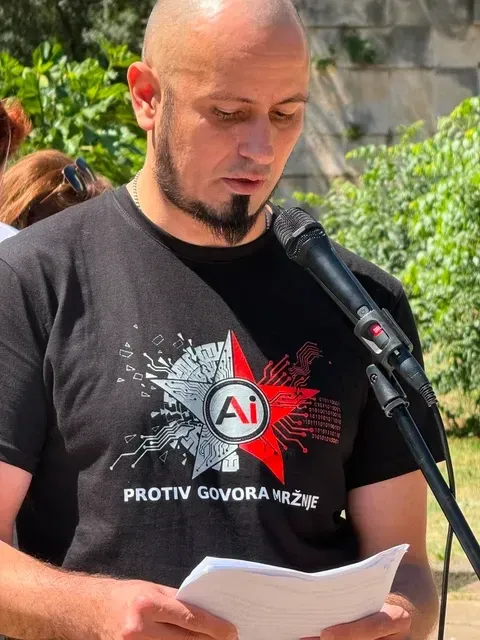 Denis Periša govori za mikrofonom