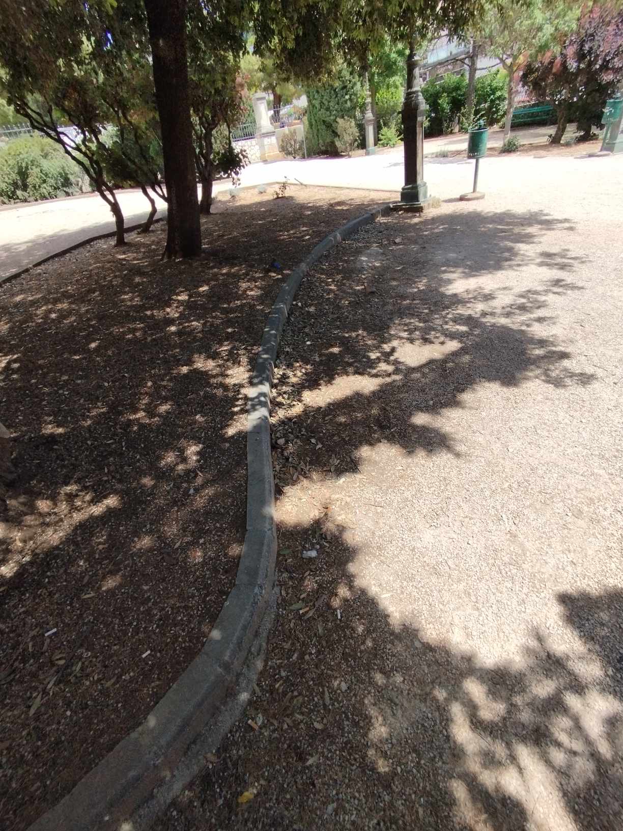 Željezne vide vire iz zemlje u parku Roberta Visianija: Zamalo nisam nastradala