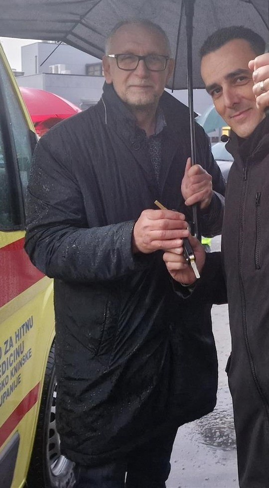 Tomislav Jukić uz vozilo hitne pomoći