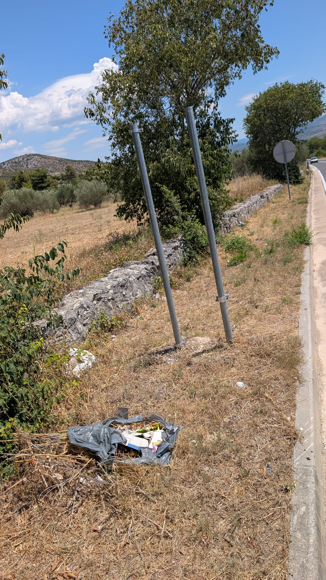 Ražine: s ulaza u grad nestala tabla Šibenik, dobrodošlicu želi vreća smeća