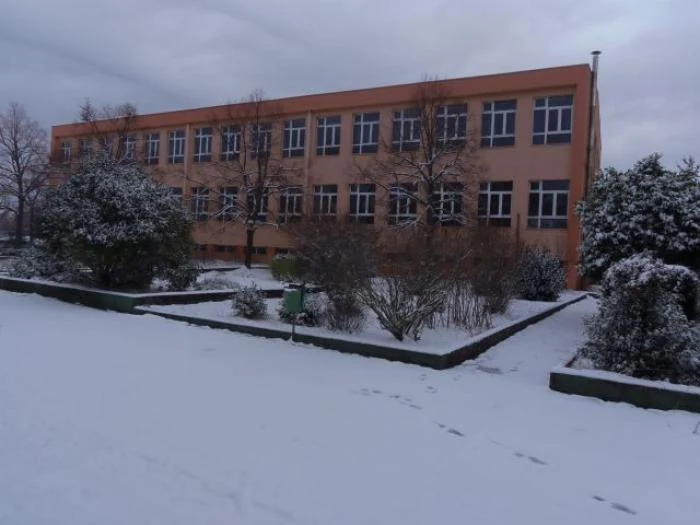 Zgrada matične Osnovne škole Jakova Gotovca u Unešiću pod snijegom