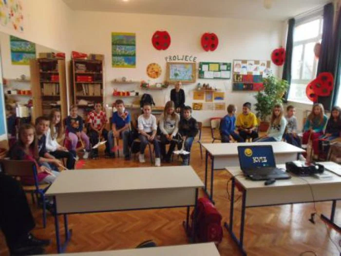 Učenici u učionici Osnovne škole Jakova Gotovca Unešić