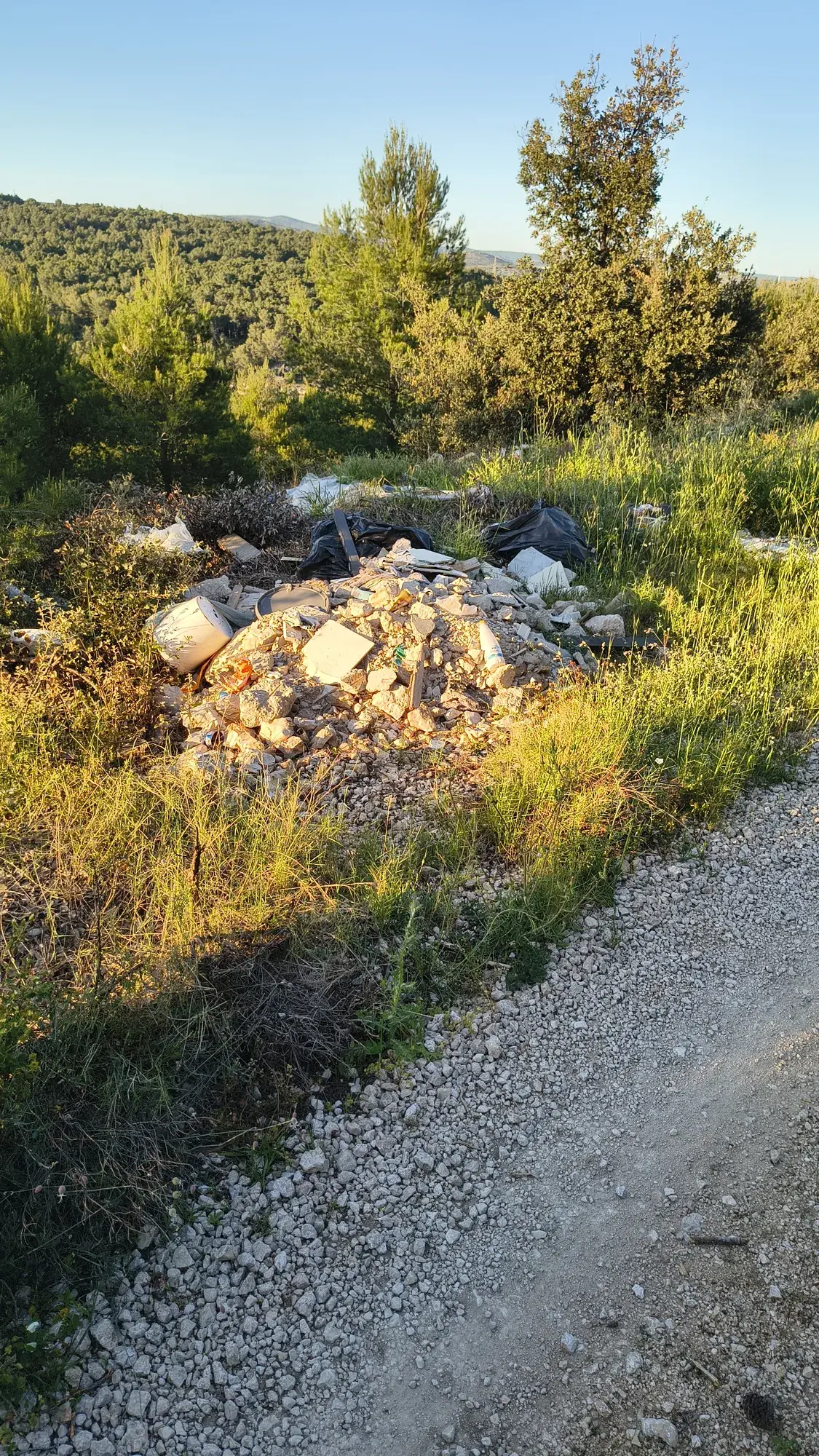 Hrpa građevinskog otpada uz pristupni put