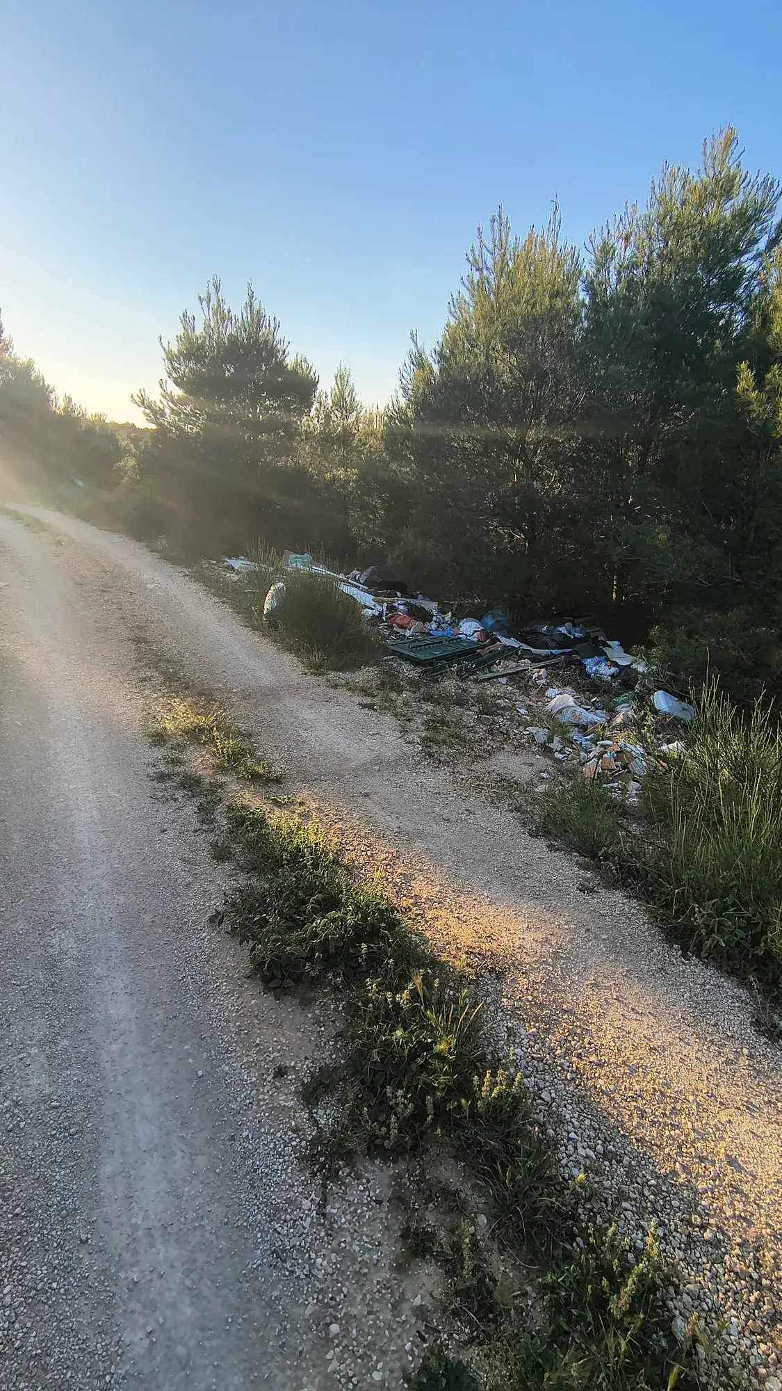 Otpad odložen uz rub makadamskog puta