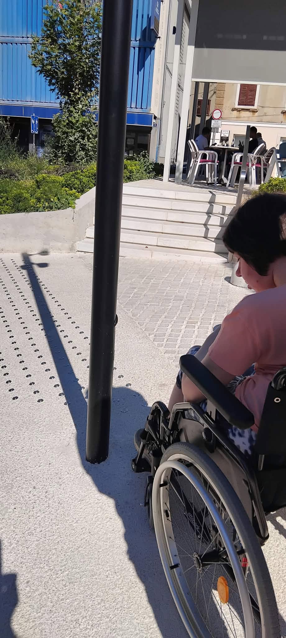 Stup usred taktilne staze na Vanjskom, kolica ga zaobilaze