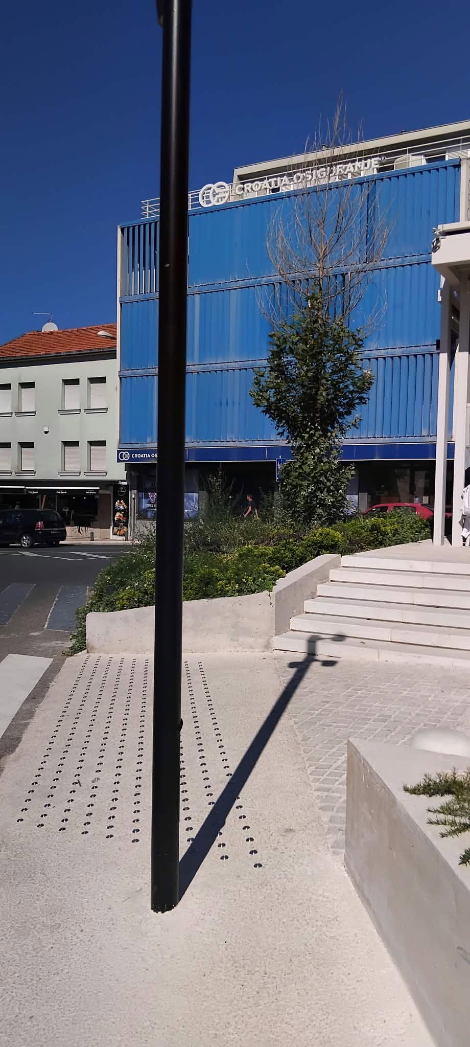 Stup usred taktilne staze na Vanjskom
