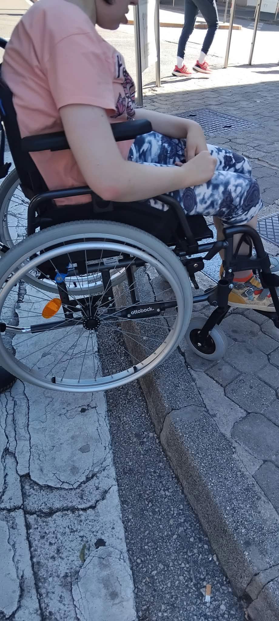 Kolica ispred nespuštenog ruba nogostupa