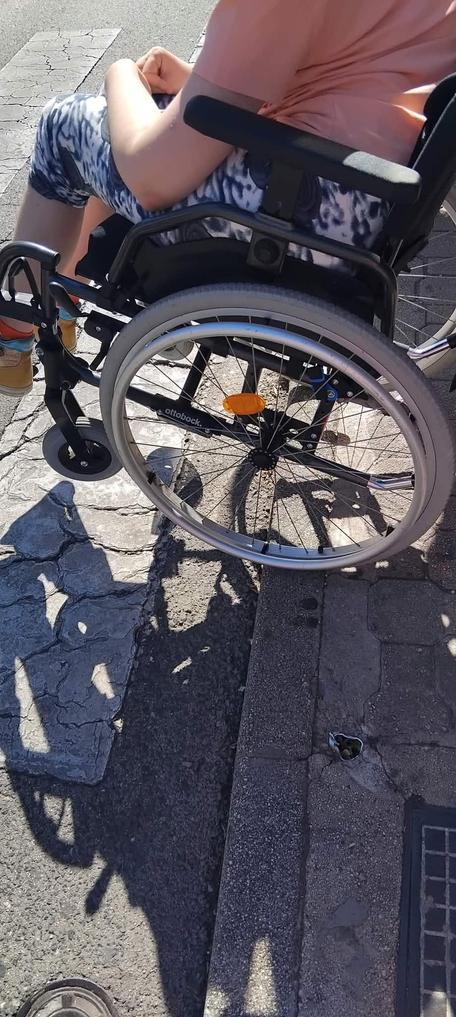 Kotač kolica uz rub nogostupa koji nije spušten
