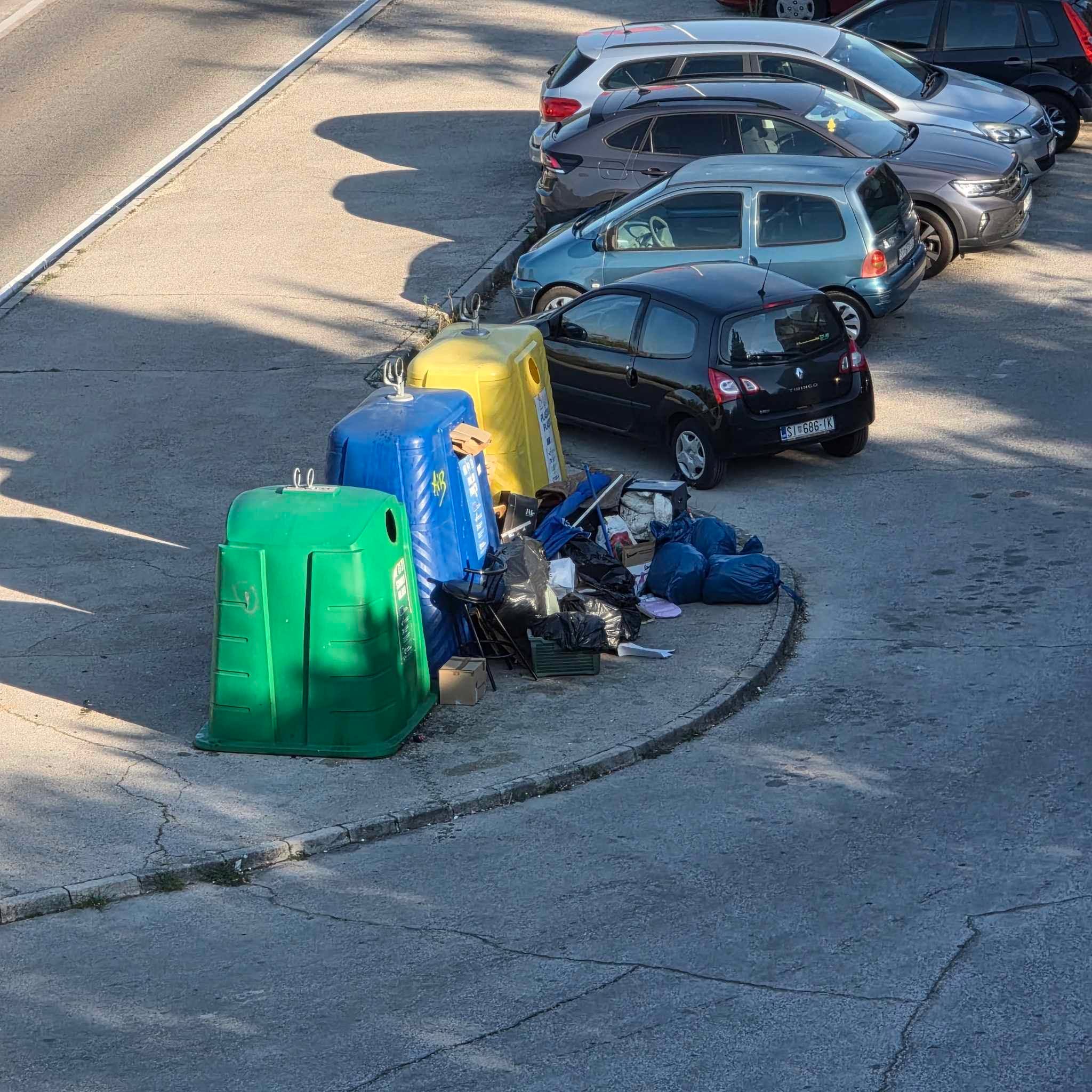 Vidici: autima dovoze i istovaruju smeće koje ne ide u te kontejnere