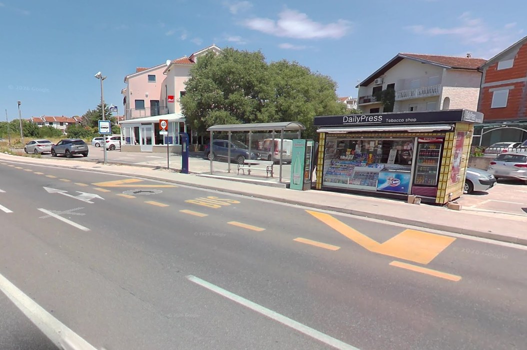 Autobusno stajalište s nadstrešnicom uz magistralu na Brodarici, pokraj kioska