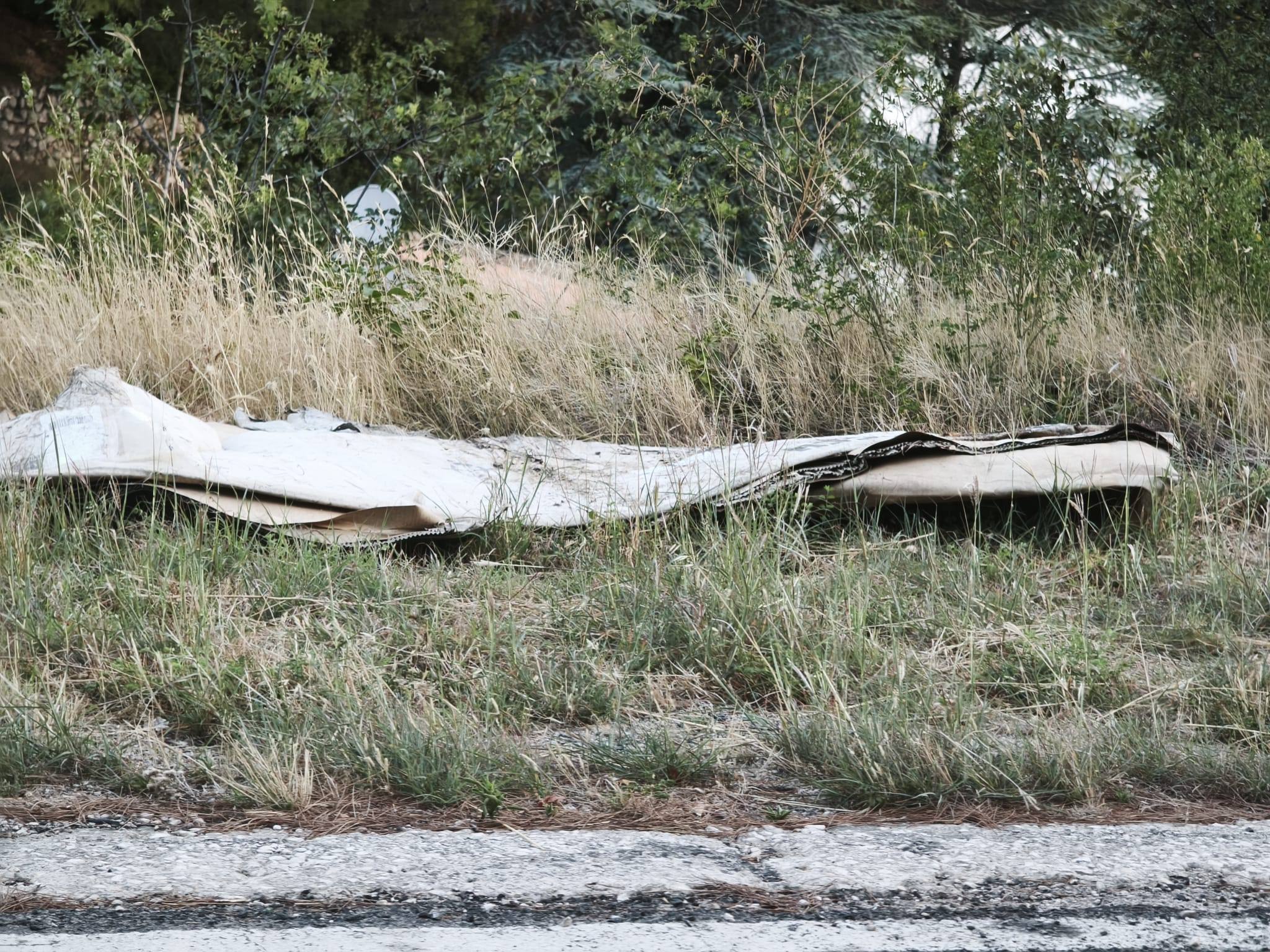 Zaton: nakon radova na kolektoru uz cestu ostali karton, daske i željezo