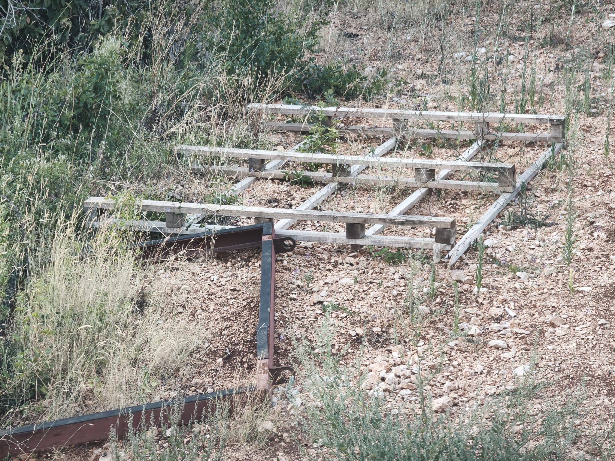 Zaton: nakon radova na kolektoru uz cestu ostali karton, daske i željezo